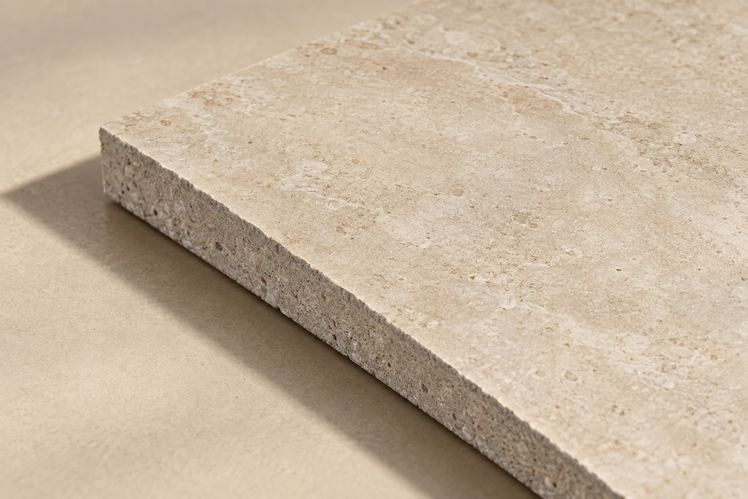 Cạnh cắt porcelain nhìn cận cảnh, trước bước hoàn thiện bổ sung.