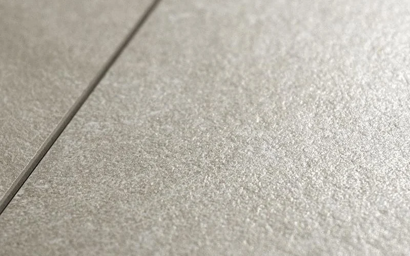 Cận cảnh bề mặt gạch màu greige với cấu trúc texture nhẹ