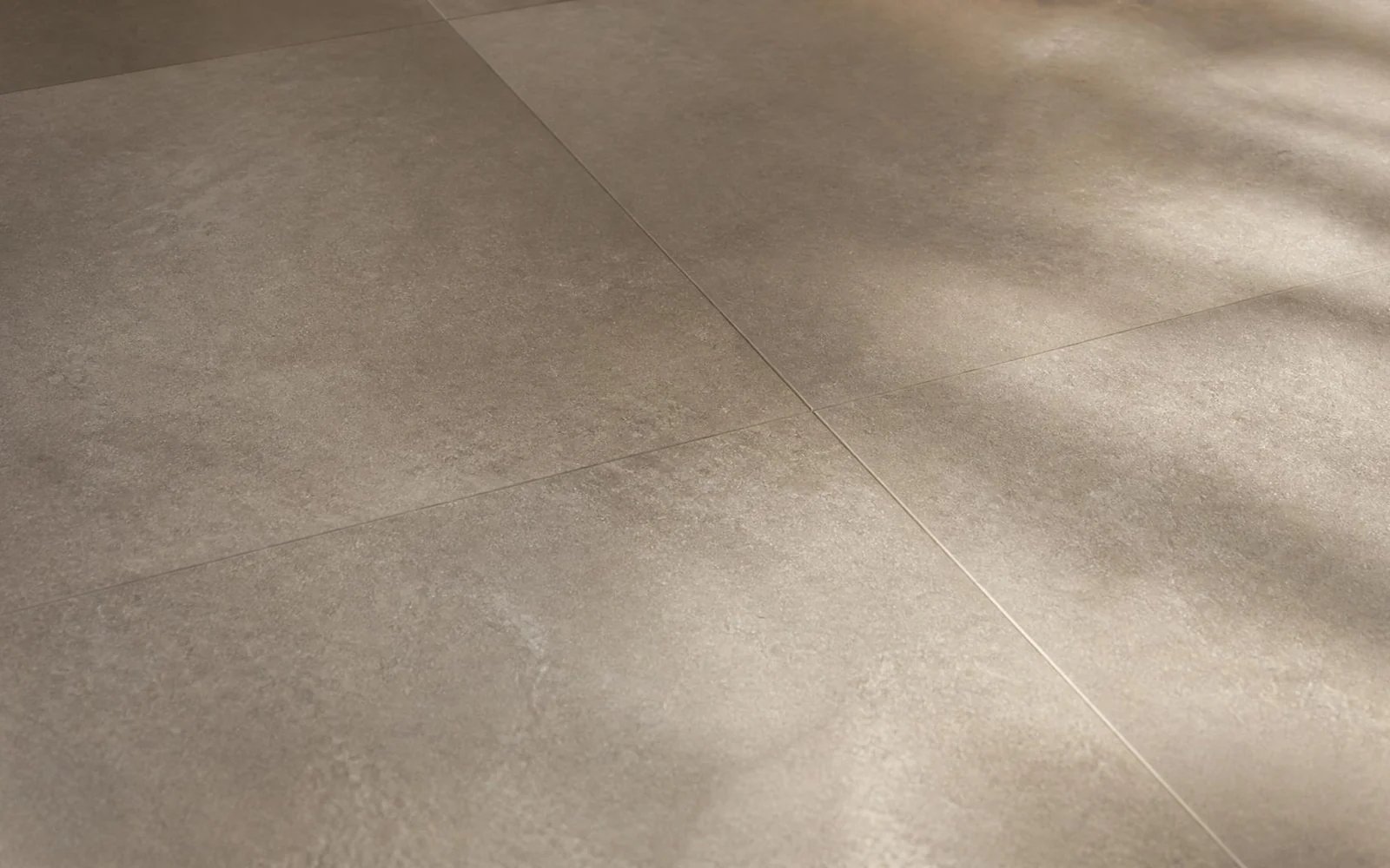 Bề mặt gạch greige dưới ánh sáng tự nhiên mềm