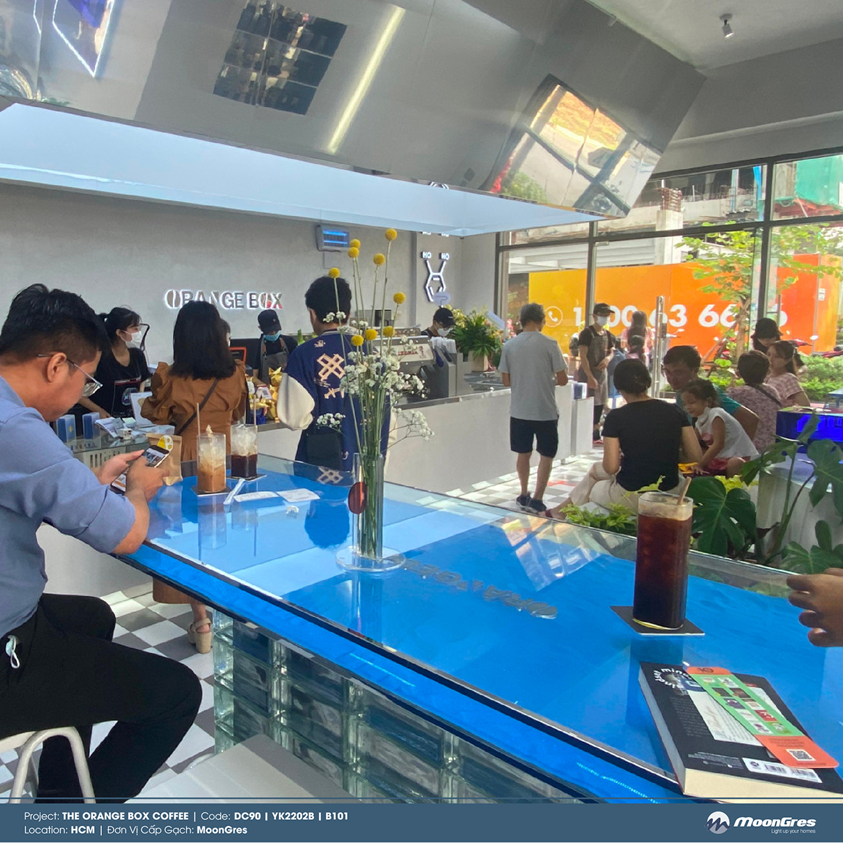Không gian phục vụ khách tại The Orange Box Coffee